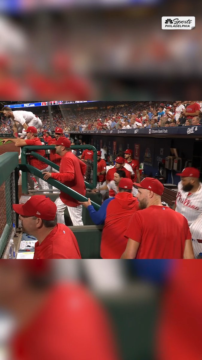 The Phillies didn't waste ANY time getting out on the field after Castellanos was hit 👀⚡