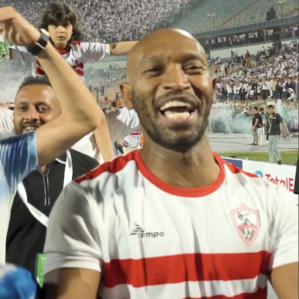 🗣 "الفانلة البيضاء بخطين حمر أنا هفضل أحبها طول العمر" 🏹 احتفال شيكابالا قائد الزمالك بعد التتويج بلقب كأس الكونفدرالية 2023/24 🏆 #TotalEnergiesCAFSC