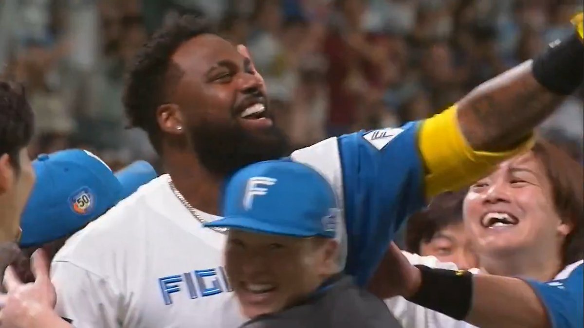 サヨナラホームラン🙌🙌🙌 #レイエス #lovefighters 9/25(水)26(木)選手の意気込みメッセージが描かれた"全力リストバンド"をプレゼント📣
