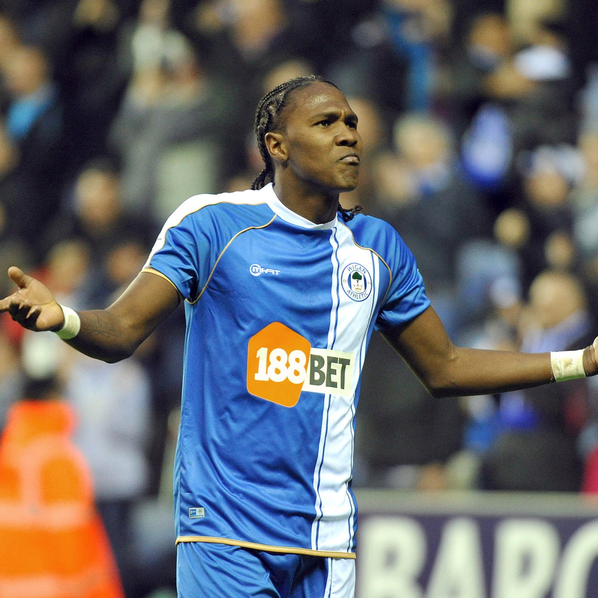 😎 Now everyone’s had their turn, it’s time for the real #Barclaysmen to stand up... Wigan Athletic X Franz Ferdinand 🎵 #wafc 🔵⚪️
