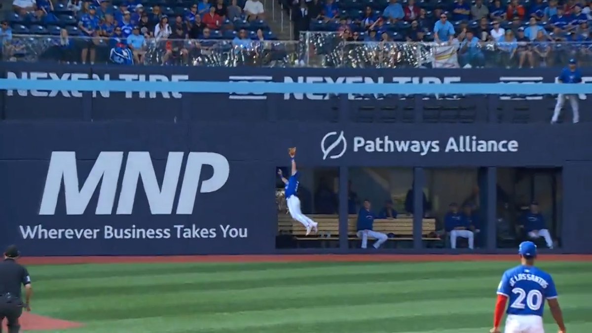 Davis Schneider with an outstanding catch at the wall to keep the hit column empty! Is that "The Play"? 🤨