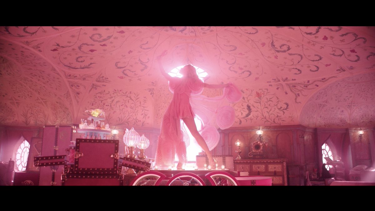 New teaser for Ariana Grande as Glinda in ‘Wicked.’