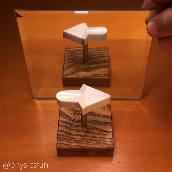 Le mathématicien et sculpteur japonais Kokichi Sugihara a créé une flèche qui ne pointe jamais vers la gauche. En réalité, elle est imprimée en 3D avec des courbes qui trompent notre cerveau.