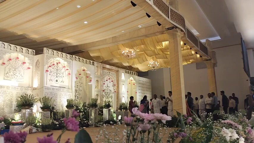 நீதிபதி N செந்தில் குமார் அவர்களின் இல்ல திருமண விழாவில் முதல்வர் M.K.Stalin - தமிழ்நாட்டை தலைகுனிய விடமாட்டேன். முதல்வருடன் நண்பர் Saravanan Annadurai இருக்கிறார். முதல்வர் நீதிபதியின் இல்ல விழாவில் கலந்துகொண்டது சரி என்றால், பிரதமர் Narendra Modi நேற்று CJI சந்திரசூட் வீட்டிற்கு சென்றது சரி. பிரதமர் சென்றதை விமர்சித்தால் முதல்வர் சென்றதையும் விமர்சிக்க வேண்டும். விமர்சிப்பார்களா?