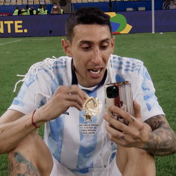 Messi: "Durante toda su carrera no tuvo el reconocimiento que hoy sí tiene" Mou: "El sueño de una carrera que se hizo realidad" Ancelotti: "Ha marcado una época en el fútbol" Sí, todos hablan de Fideo Di María. Hoy se estrena su serie documental. 🇦🇷🫶