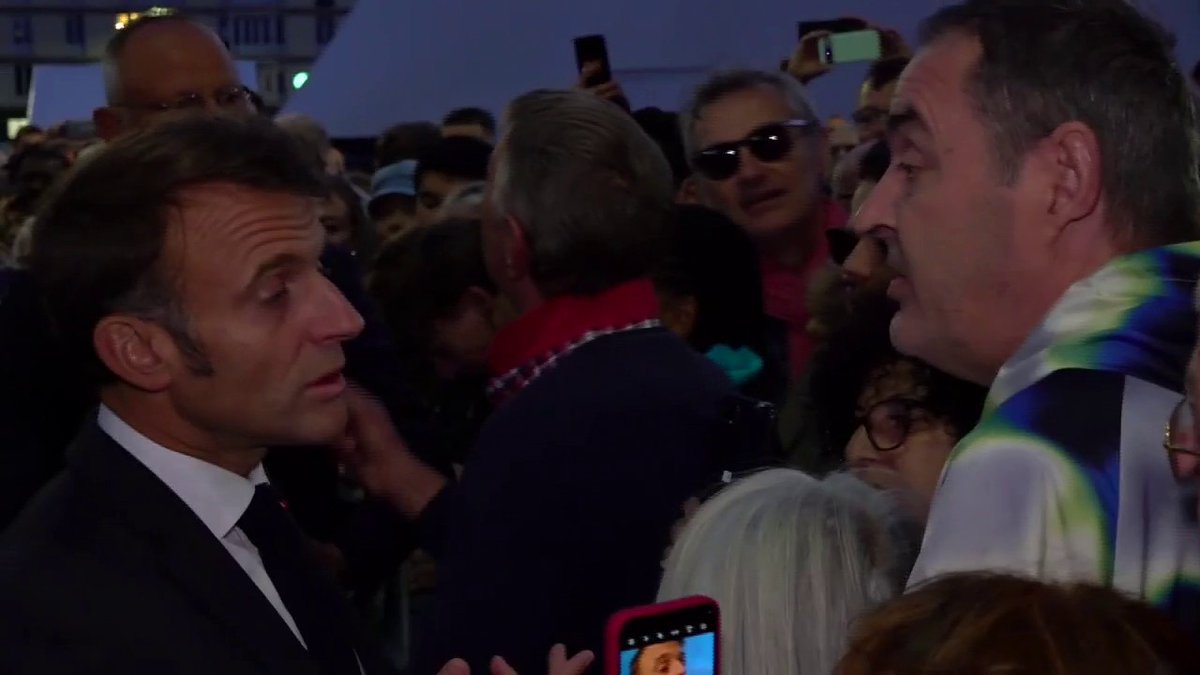 🇫🇷 FLASH - "Vous n’avez pas respecté le résultat des législatives ! (…) Vous êtes l’otage du Rassemblement national !", a lancé un homme à Emmanuel Macron lors d’un bain de foule au Havre. (BFMTV)