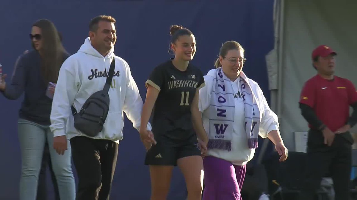 This was a sweet moment 🤗 Ioanna Papatheodorou’s parents made the trip from Greece to watch their daughter play for the first time in her college career. #B1GWSoccer x Washington Women's Soccer