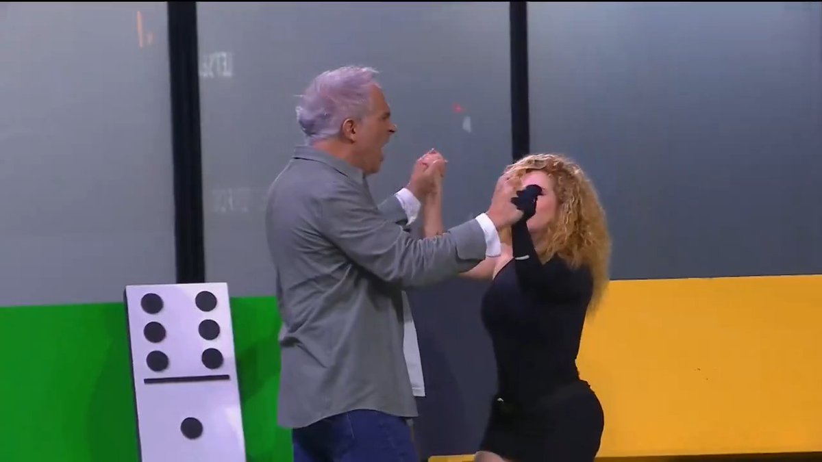 Después de un cardíaco enfrentamiento de Dominó, #ArathDeLaTorre se convierte en el primer finalista para luchar por la salvación 👏🥳 #LaCasaDeLosFamososMx, de lunes a viernes 10:00 p.m. por #El5, domingos, 8:30 p.m. por #LasEstrellas y 24/7 por #VIX 📺📱