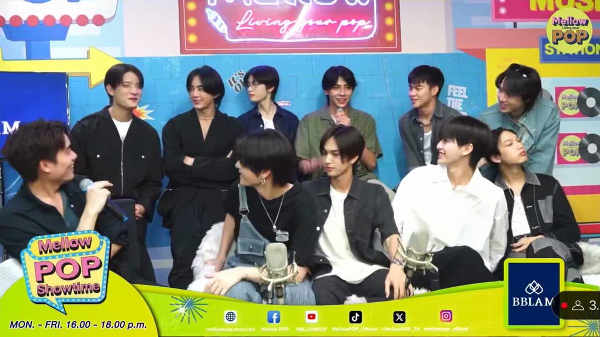พธก: ถ้า 12 คนโดนคุมขัง ใครจะพิรุธ โป๊ะที่สุด ภีม: แต่ผมว่าภูนี่อาการหนักครับ ม้าค: ภูหนักมาก ภีม: ภูมันจะแบบ ล่ก ไม่รู้อะ ผมคิดออก ขุนพล: มันขี้เขินไง เวลามันจะทำไร ภีม: ช่าย แน่นอน ภูนี่โป๊ะคนแรก ตัวไม่อยู่แต่ก็โดนไป 1 เหรอ 5555555 #PEEMWASU #PHUTATCHAI #BUSPressTour_LIAR