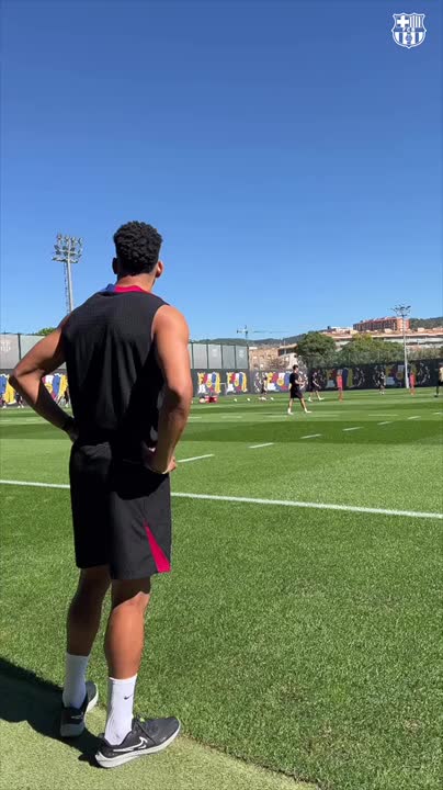Ronald Araujo is back at the Ciutat Esportiva to continue with his rehab! 🇺🇾 👊