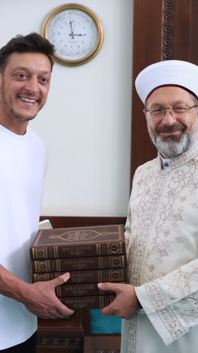 Dünyaca ünlü futbolcumuz Mesut Özil ile Cuma namazı sonrası Çilehane Camii’nde bir araya geldik. Gönüllü olarak cami temizliğine katılması ile büyük bir örneklik sergileyen Mesut Özil kardeşimize hassasiyeti ve örnek davranışından dolayı teşekkür ediyorum. Mesut Özil