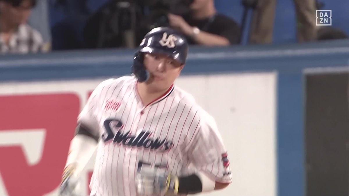 中村光宏アナウンサー 「大きな当たりはセンターへ！！！ センターへ！！！ 間違いない！！！ 村上の1発！！！ ノリさん見ていますか！！！！ あなたが育てた選手です！！！！！！ 4番村上！！！ 先制のスリーランホームラン！！！！」 あまりにも名実況過ぎる。
