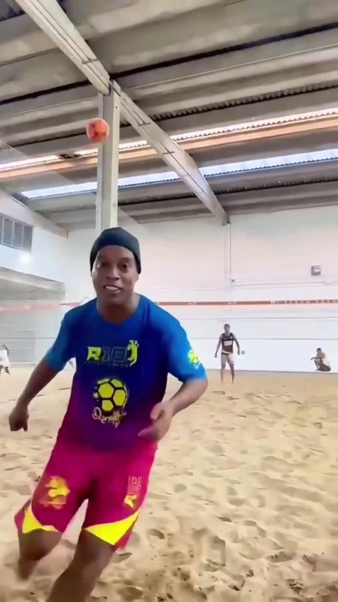 🇧🇷ロナウジーニョさん 別業種フッチボレー（ビーチバレーのサッカー版） をやらせても異次元。 サッカーボール渡したら右に出るものはいないロナウジーニョさん。