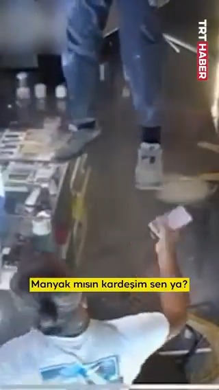 Bastığı yer çöktü, kendini 1 kat aşağıda buldu. Nevşehir'de sayaç okumak için girdiği binanın asma tavanında asılı kalan görevli, iş yeri sahibini de şaşırttı: "Manyak mısın kardeşim?"