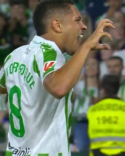 🟢⚪️🐅 Vitor Roque kisses Real Betis’ badge after scoring his first goal.