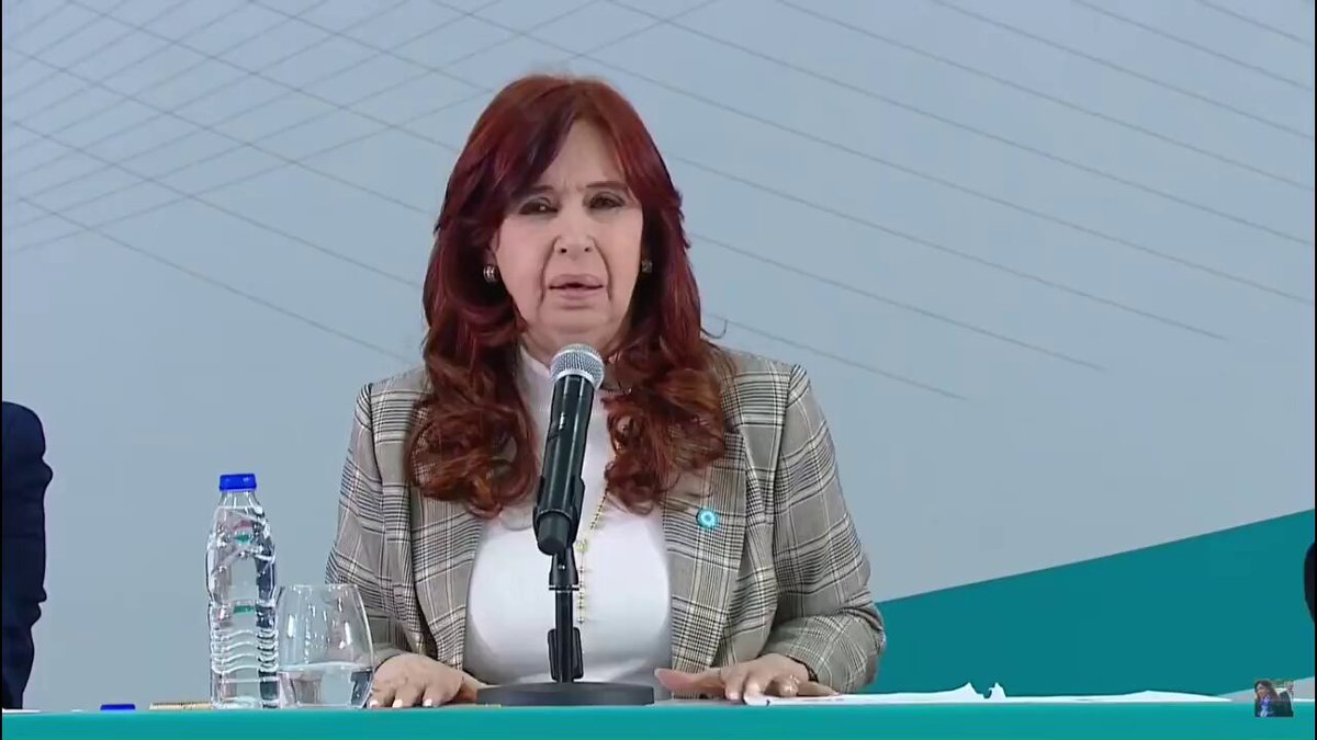 She said “todo bien con que seas un raro pero comportate en público o aflojale a la paja”.