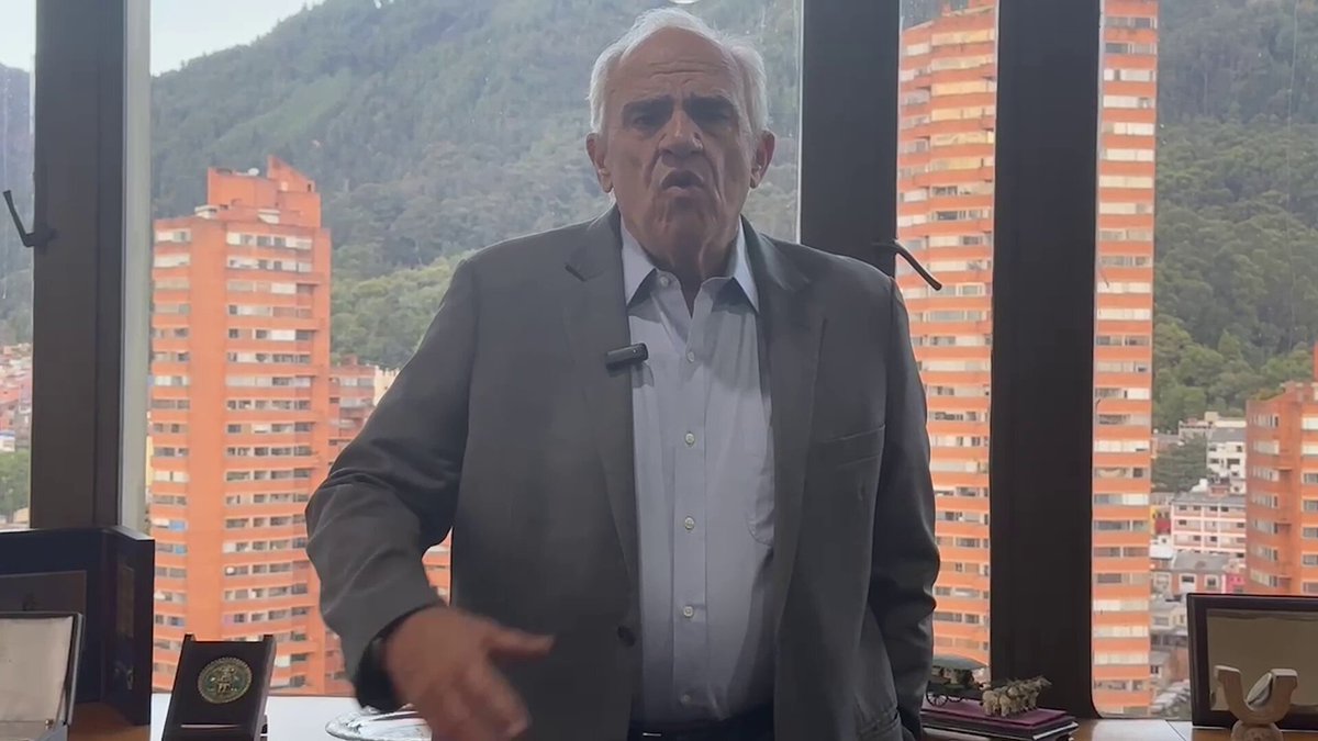 No tiene ningún sentido que un país como Cuba que ha trabajado por la paz en el mundo y que nos ha ayudado a los colombianos a firmar el Acuerdo de Paz con las extintas Farc, sea incluido en la lista de país que apoya el terrorismo, y que como consecuencia lo sometan a unas sanciones inmorales, ilegales e inhumanas. Por eso, 35 expresidentes del mundo hicimos un llamado humanitario al presidente Joe Biden (President Donald J. Trump) para que antes de terminar su presidencia saque a Cuba de esta lista.