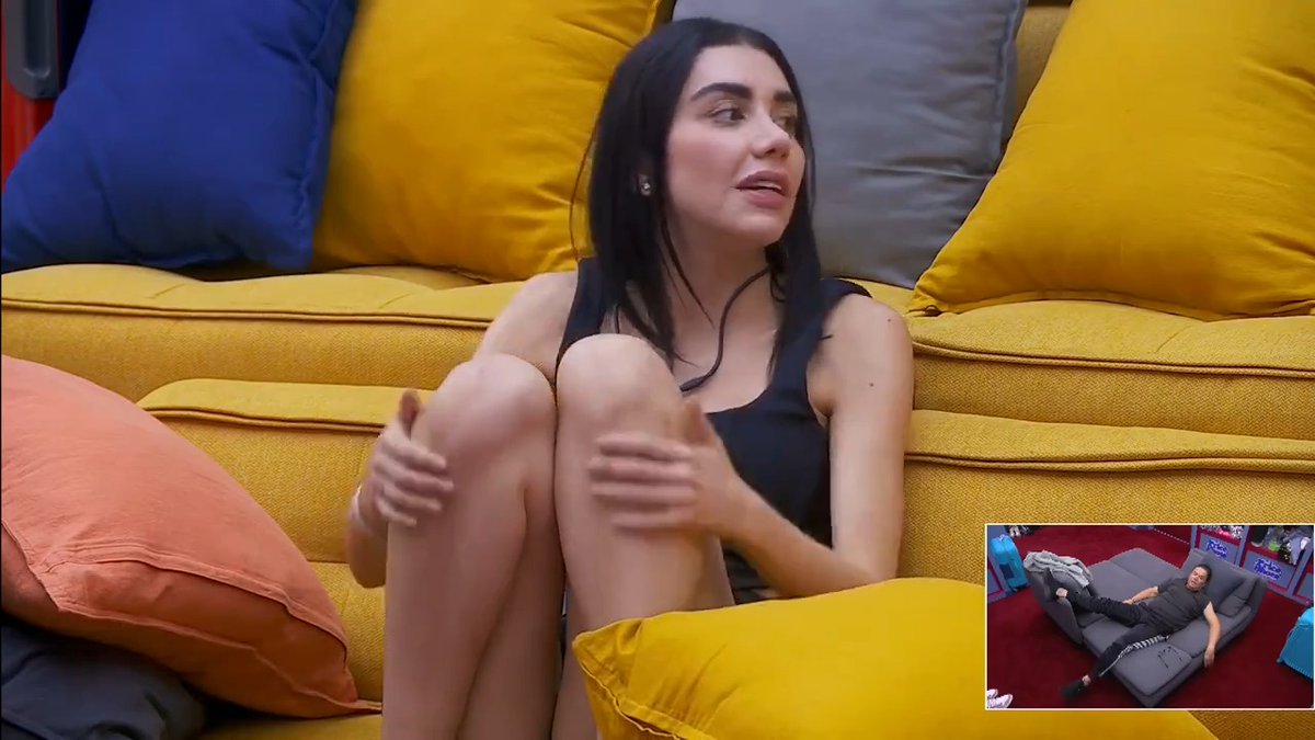 #KarimePindter está lista para sacar su Acapersonalidad en la fiesta de hoy 🫢😂 #LaCasaDeLosFamososMx, de lunes a viernes 10:00 p.m. por #El5, domingos, 8:30 p.m. por #LasEstrellas y 24/7 por #VIX 📺📱