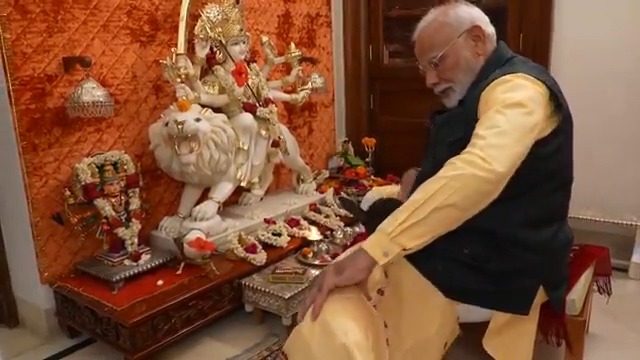 हमारे शास्त्रों में कहा गया है - गाव: सर्वसुख प्रदा:'। लोक कल्याण मार्ग पर प्रधानमंत्री आवास परिवार में एक नए सदस्य का शुभ आगमन हुआ है। प्रधानमंत्री आवास में प्रिय गौ माता ने एक नव वत्सा को जन्म दिया है, जिसके मस्तक पर ज्योति का चिह्न है। इसलिए, मैंने इसका नाम 'दीपज्योति' रखा है।