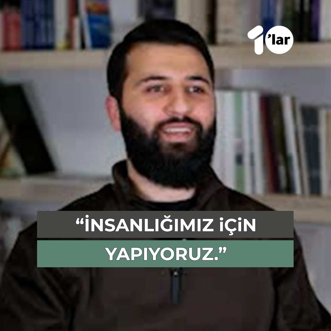 “Cezayirli arkadaşlar yardım etmek için 6 bin kilometreden gelmiş. Enkaz altındaki kişi, belki Hristiyan, belki Müslüman, belki Suriyeli, belki Türk. Hiç sormadan.” 2 Şubat depreminde afet bölgesine gönüllü olarak giden Suriyeli Abdurrahman o günü anlatıyor