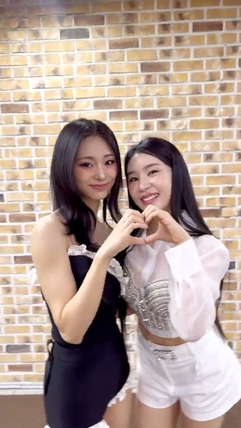#RunAway 🏃‍♀ with #CAOLU 🖤🤍 💙 Listen [abouTZU] 💙 #TWICE #트와이스 #TZUYU #쯔위 #abouTZU #FIESTAR #피에스타 #차오루