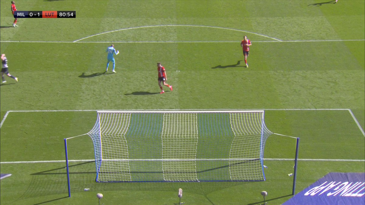 Macaulay Langstaff misses a HUGE opportunity for Millwall to tie up the game! 😲