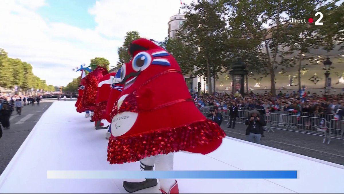 😍 Les phryges s'invitent désormais sur la scène installée tout le long des Champs-Elysées. Entre les athlètes, les bénévoles et les organisateurs, environ 10 000 personnes vont défiler à l'occasion de cette parade