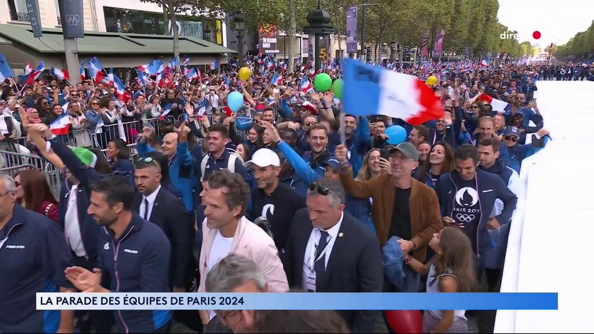 🔴 Les membres du comité d'organisation des Jeux Olympiques paradent sur les Champs-Élysée avec, au premier rang du cortège, Tony Estanguet.