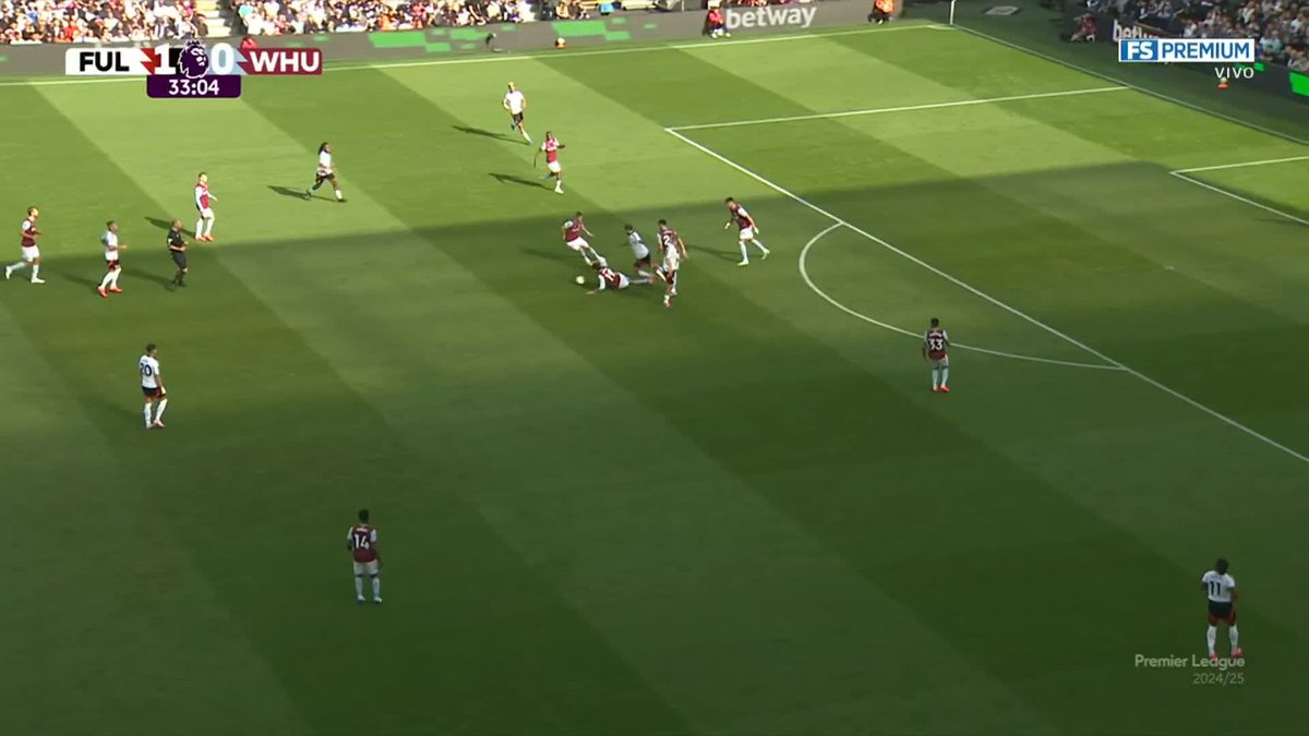 Barrida de Edson Álvarez, después llega Raúl Jiménez a pelear el balón y le comete falta a Guido Rodríguez. 🐺⚒️🦅 Tres americanistas en un partido de Premier League, qué hermoso momento. 🥹💛