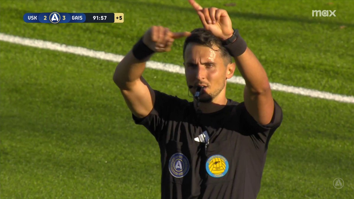 Västerås SK kvitterar på tilläggstid men domaren blåser för frispark GAIS. Fortsatt 3-2 till GAIS. 📲 Se matchen på Max