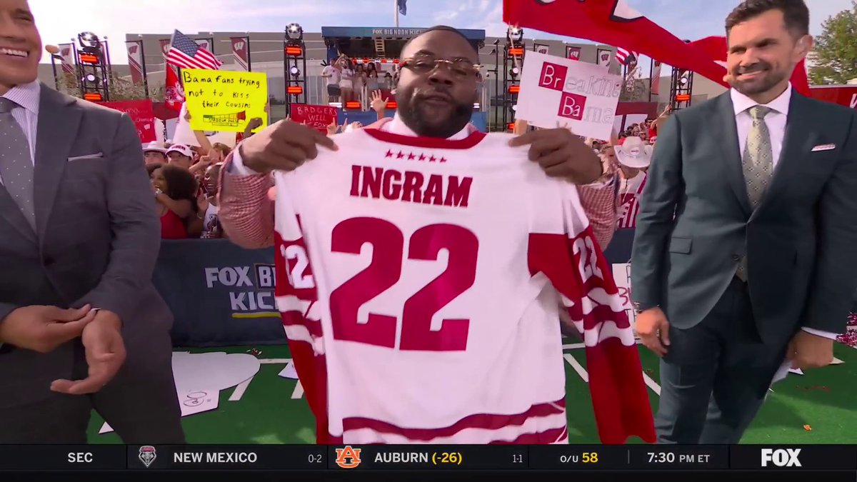 While in Wisconsin you have to pay a visit to Wisconsin Hockey 🏒🦡 Mark Ingram II and Jenny Taft hit the ice in Madison ⬇️