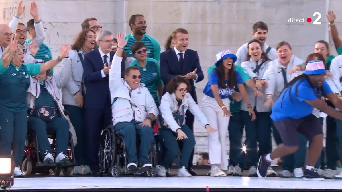 ๐ฃ "Le Comitรฉ International Olympique a dรฉcidรฉ de dรฉcerner la coupe olympique ร vous les vainqueurs de ces Jeux : le peuple Franรงais ! Merci la France" dรฉclare le prรฉsident du CIO, Thomas Bach, qui entame la cรฉrรฉmonie officielle de cette parade.