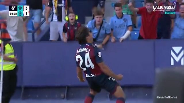 Un loco bajito. Una zurda de oro. El balón siempre cosido al pie. 💫 Carlos Álvarez, 'el pelusa' del Levante UD. #LALIGAHYPERMOTION #LaCasaDelFútbol