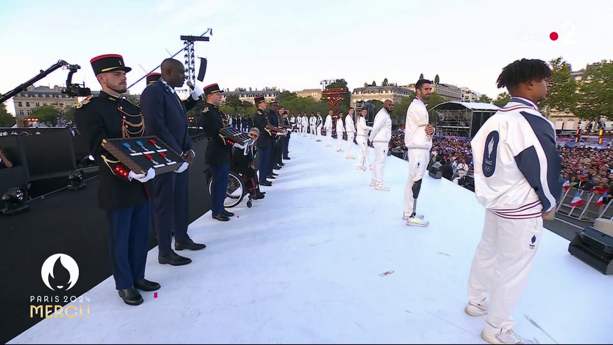 #Paris2024 | 🤩🇫🇷 Nos athlètes olympiques et paralympiques sont à présent décorés devant leur public ! 📺 Suivez le direct ici :