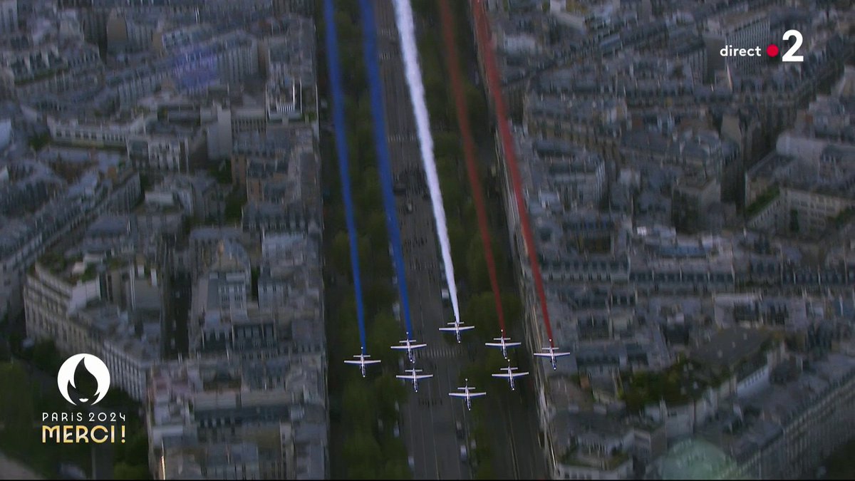 Vous ne verrez rien de plus beau aujourd’hui, une longue chorégraphie de la Patrouille de France sur la meilleure musique « Higher » de Victor Le Masne devant les médaillé•es français•es 🇫🇷 autour de l’Arc de Triomphe #ParadeDesChampions #Paris2024