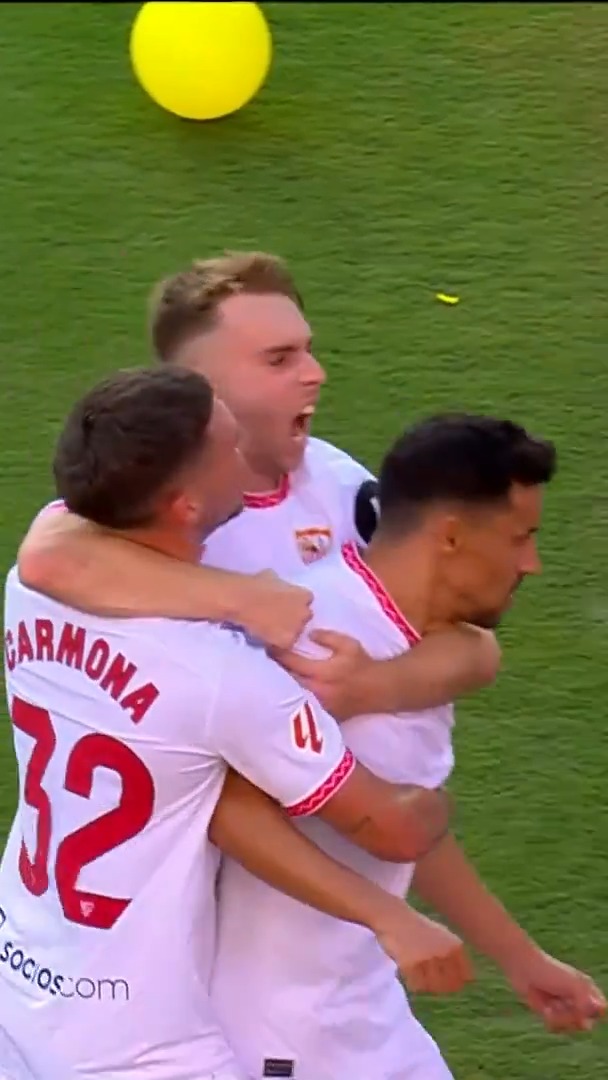 Jesús Navas llevaba cinco años sin marcar un gol. No es casualidad que marque hoy, en un ambiente con tanta crispación. Y tampoco que lo celebre de esta forma. La viva imagen del sevillismo.