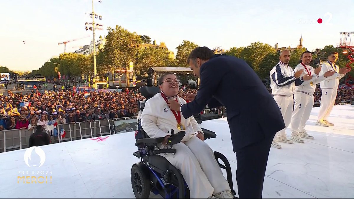 🔴 Emmanuel Macron décore lui Aurélie Aubert, notre médaillée d'or de boccia, qui reçoit une ovation.