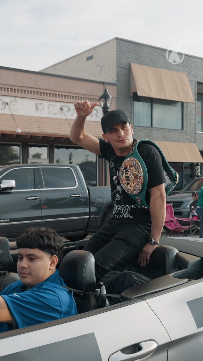 Born and raised here, now the city's 𝒔𝒉𝒐𝒘𝒊𝒏𝒈 𝒍𝒐𝒗𝒆 to Vergil Ortiz Jr. 🤩