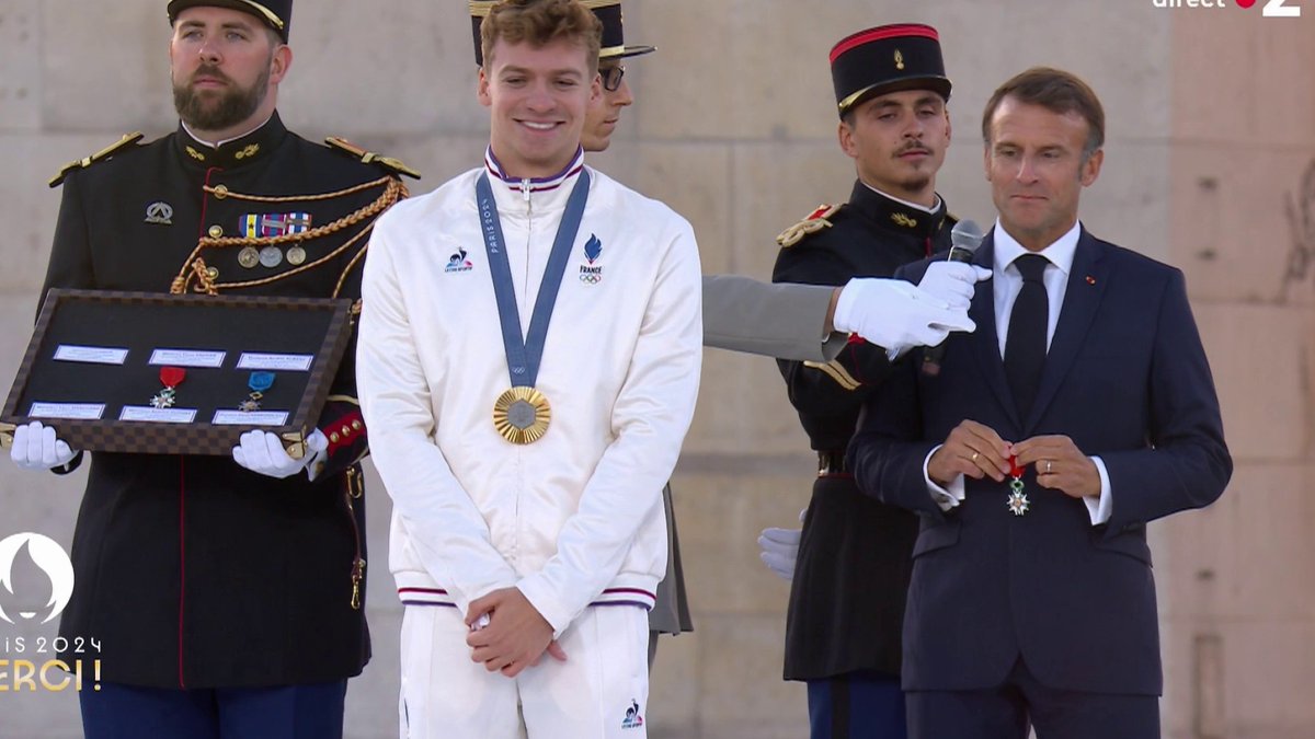 #Paris2024 | 🤩🇫🇷 Emmanuel Macron décore Léon Marchand de la médaille de la légion d'honneur. 📺 Suivez le direct ici :