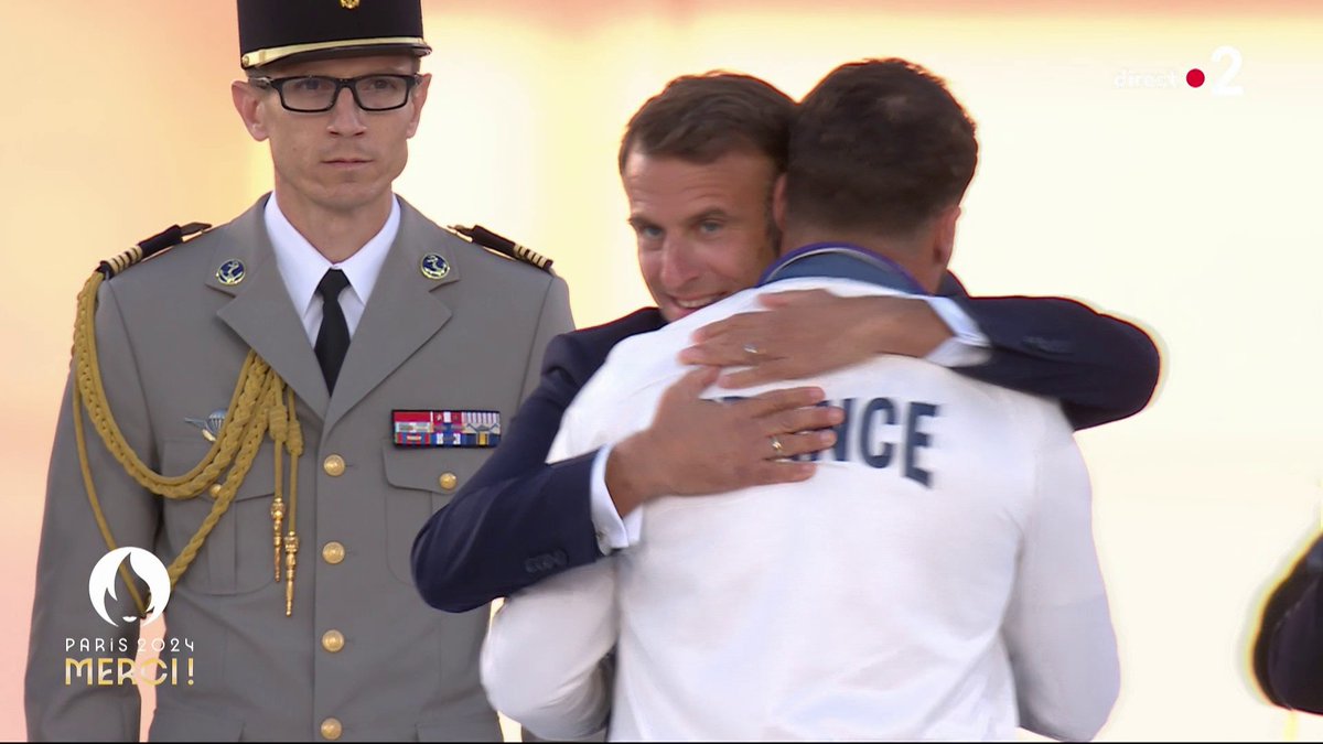 🏅 Antoine Dupont est présent à cette parade, même si le Stade toulousain joue ce week-end. Et il a bien fait de venir, car c'est le président de la République qui le décore en personne.