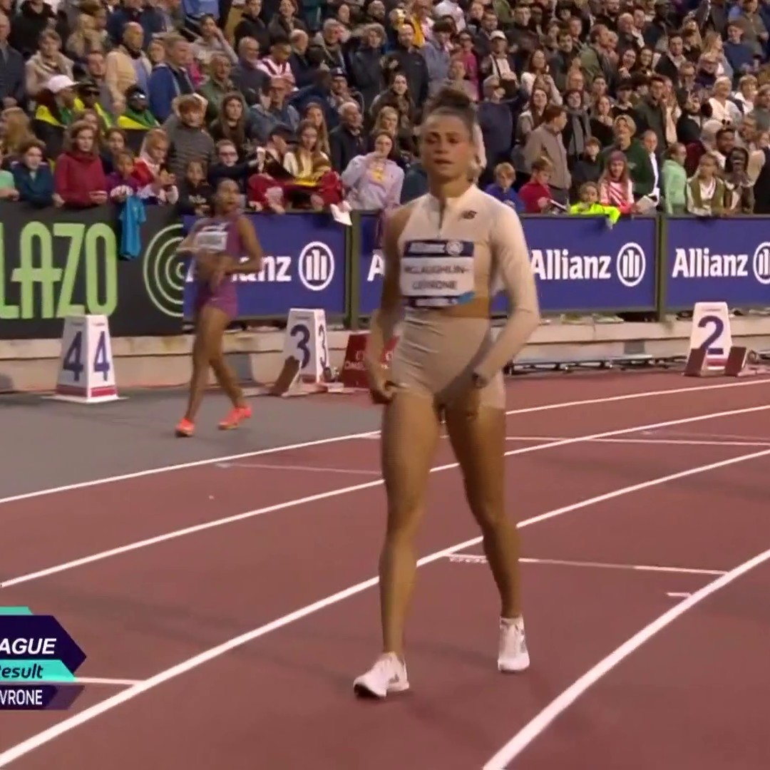 Sydney McLaughlin-Levrone comes FLYING off the turn to take the invitational women’s 200m. 😲 📺 Peacock | #BrusselsDL