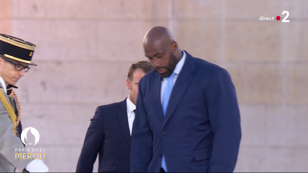🔴 Teddy Riner est décoré à son tour, et lui qui a déjà un paquet de décorations est élevé au rang de commandeur de l'ordre national du mérite.