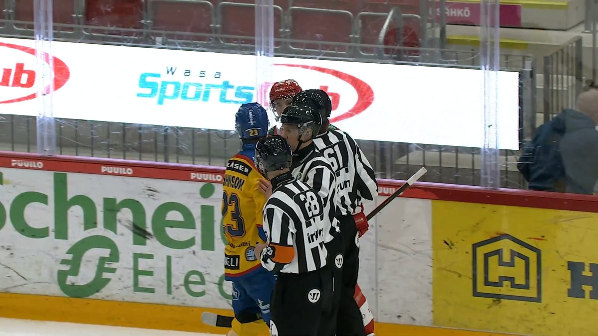 Tilannehuone on tarkastanut lauantain #VaasanSportâ#Jukurit-ottelusta tilanteen ajassa 40.00, jossa syntyy yhteenotto Sportin Miro Karjalaisen ja Jukurien Lucas Nordsäterin välillä. Karjalainen tulee vaihtoaitiosta mukaan kahden muun pelaajan väliseen kiistaan. Kentällä ollut Nordsäter liittyy samaan tilanteeseen ja alkaa vetämään takaapäin Karjalaista paidasta. Tilanne kehittyy yhteenotoksi, josta tuomittiin Karjalaiselle 2+5+PR ja Nordsäterille 5+PR. âĄď¸ Tilanne etenee #Liiga'n kurinpitodelegaation käsittelyyn.