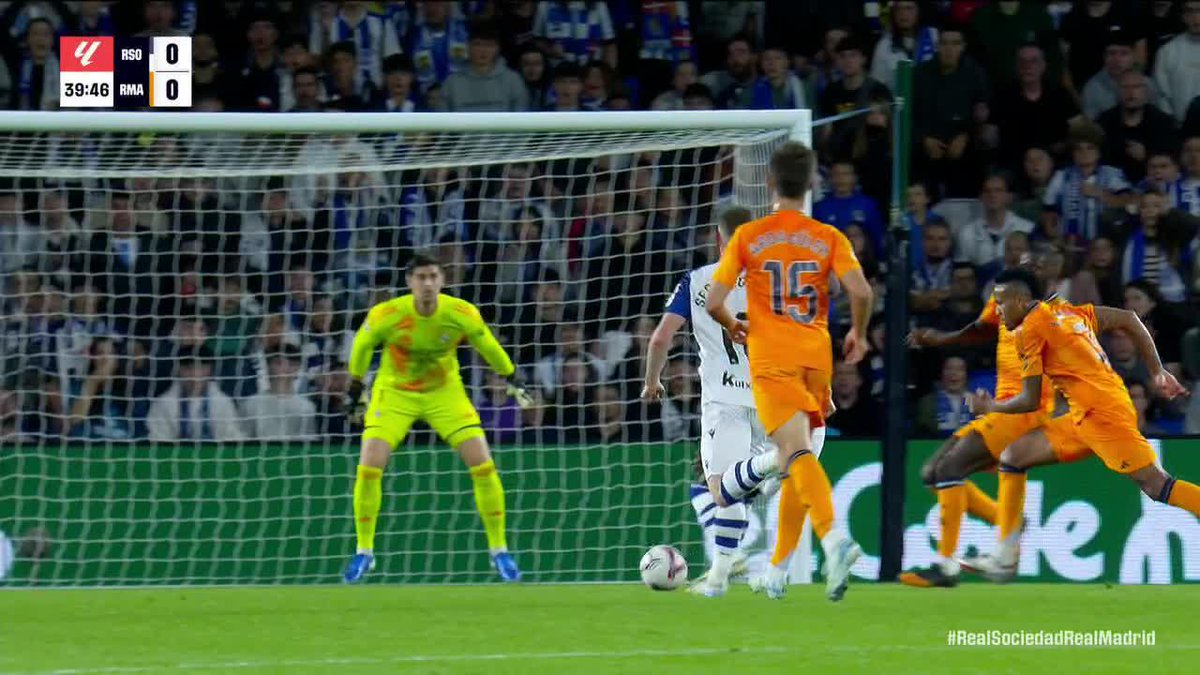 -Vini gives Mbappe the pen -Mbappe scores -Vini hits Mbappe's celebration with him This duo 🔥