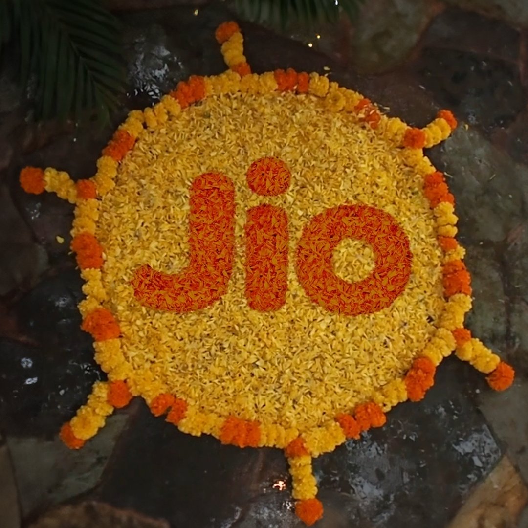 Embrace the timeless joy of tradition celebrating the vibrant beauty of Onam. 🎥: Instagram/onlypurav, Instagram/flexcia_dsouza #WithLoveFromJio #Onam #HappyOnam #OnamAshamsakal