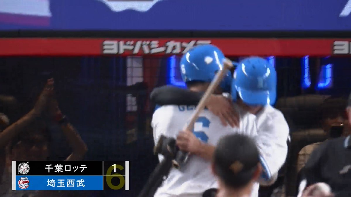 #源田壮亮 選手のホームランで #金子侑司 選手が生還! #ねこげん コンビの熱い抱擁です! #seibulions #西武ブルー #ありがとうねこさん