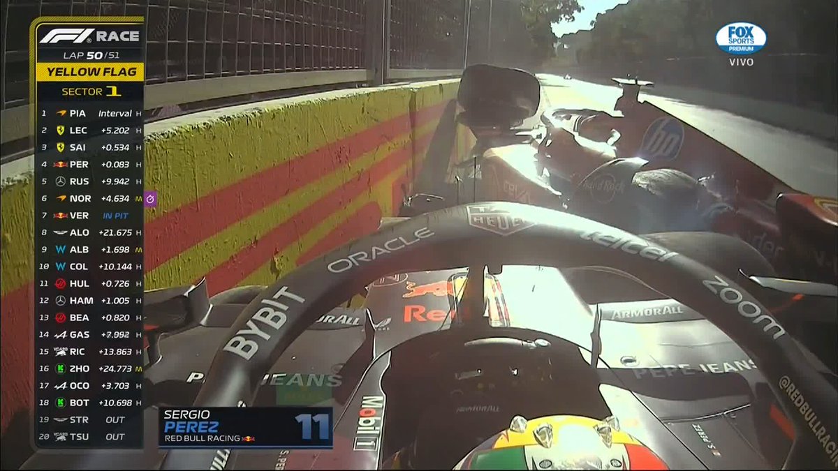 ¡NOOOOO! ¡SAINZ PROVOCA CHOQUE CON PÉREZ! 😫 Sainz se le cerró a Checo y provoca un DURÍSIMO choque en la última vuelta. ¡Lamentable! ❌ #F1xFSMX #AzerbaijanGP