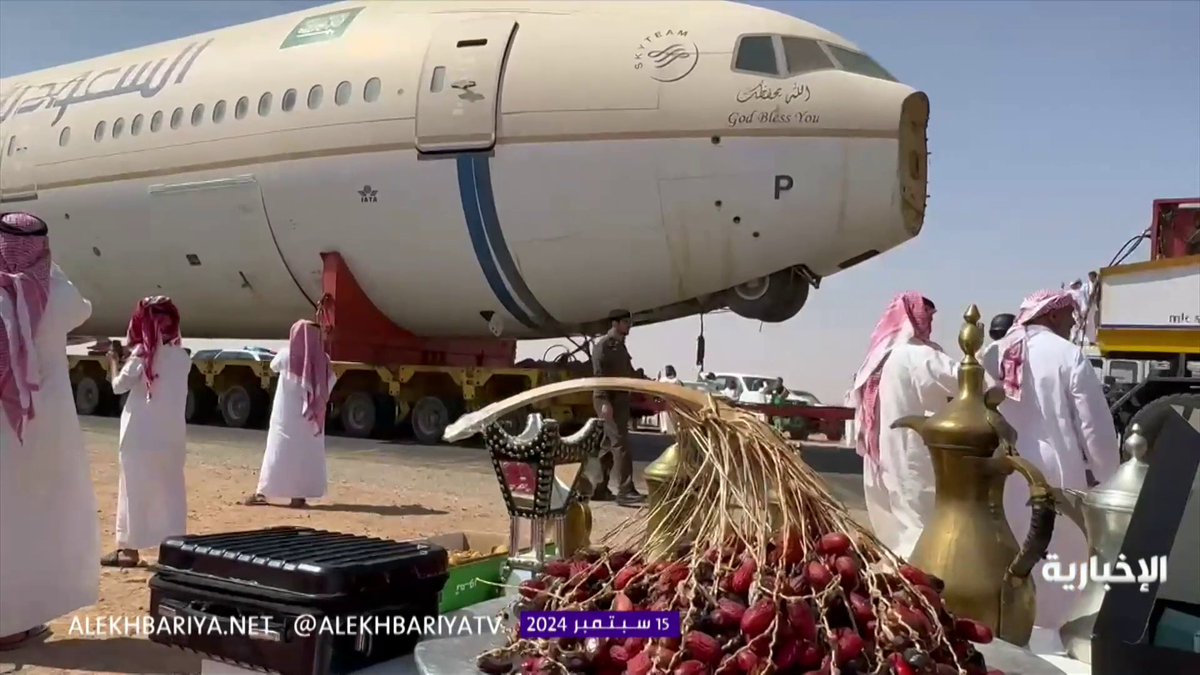 الأعلام الخضراء والقهوة السعودية والتمور الفاخرة تستقبل طائرات موسم الرياض في ثادق. -
