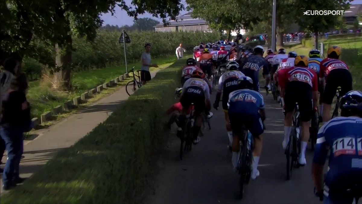 Dura caรญda de Jon Aberasturi ๐ฅ Nosgaard se topรณ con un seto y le provocรณ una voltereta al espaรฑol ๐ #EuroRoad24