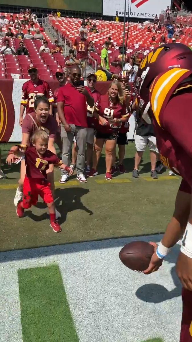 Cutest thing you'll see all morning. 🥹 Jayden Daniels 📺: #NYGvsWAS – 1pm ET on FOX 📱: